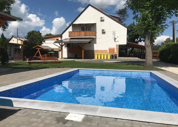 Famvarga Apartmanhaz *